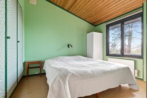 3 bedrooms, desk, iron/ironing board, WiFi