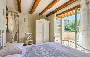 3 bedrooms, iron/ironing board, travel cot, free WiFi