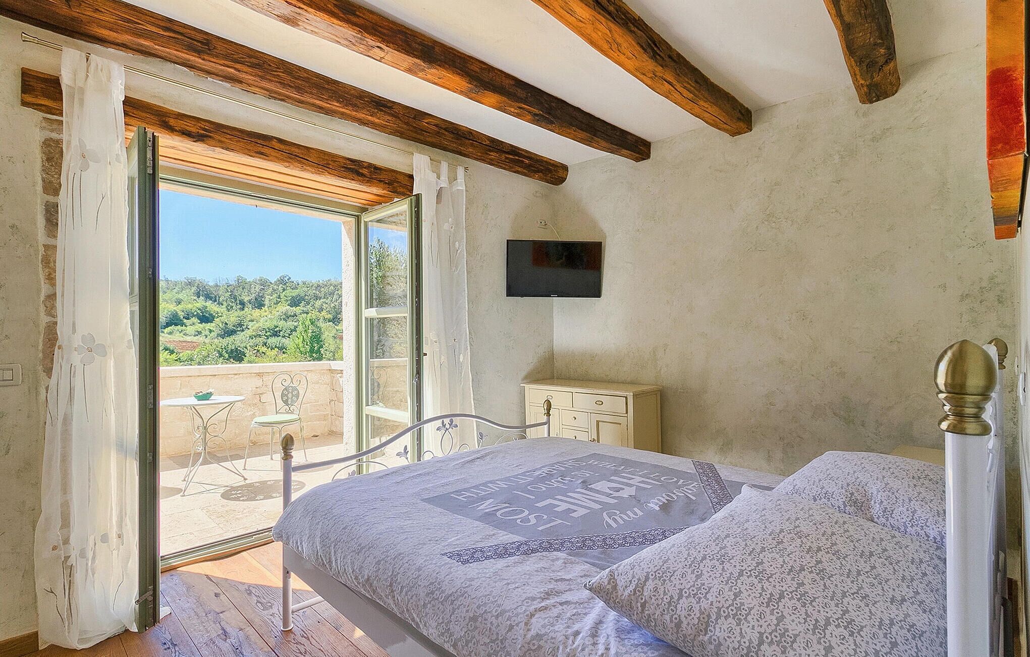 3 bedrooms, iron/ironing board, travel crib, free WiFi