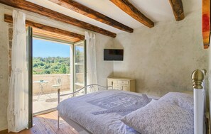 3 slaapkamers, een strijkplank/strijkijzer, reisbedje, gratis wifi