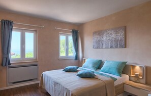 3 bedrooms, iron/ironing board, travel crib, free WiFi
