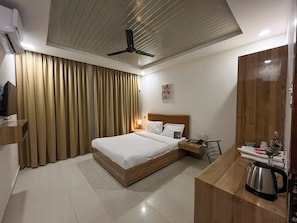 Super Deluxe Room | 1 bedroom, soundproofing, iron/ironing board, free WiFi