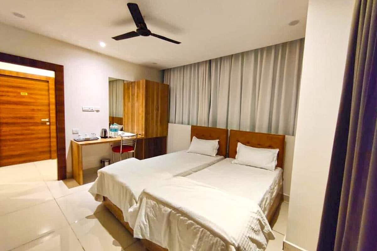 Twin Room | 1 bedroom, soundproofing, iron/ironing board, free WiFi