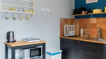 Fridge, microwave, stovetop, coffee/tea maker