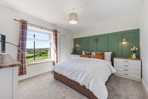 3 bedrooms, desk, iron/ironing board, free WiFi - Panoramic Sunset Views - Free Parking (Greater Manchester)