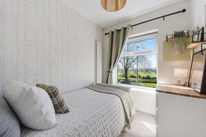 3 bedrooms, desk, iron/ironing board, free WiFi
