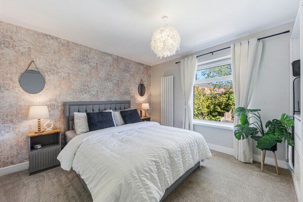 3 bedrooms, desk, iron/ironing board, free WiFi