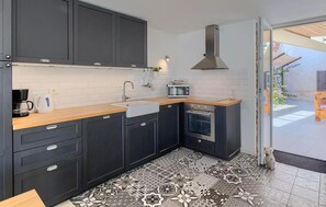 Fridge, oven, dishwasher, coffee/tea maker