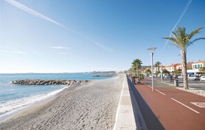 بالقرب من الشاطئ