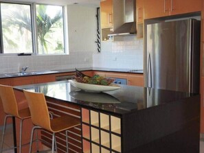 Køleskab, mikrobølgeovn, ovn, kogeplade