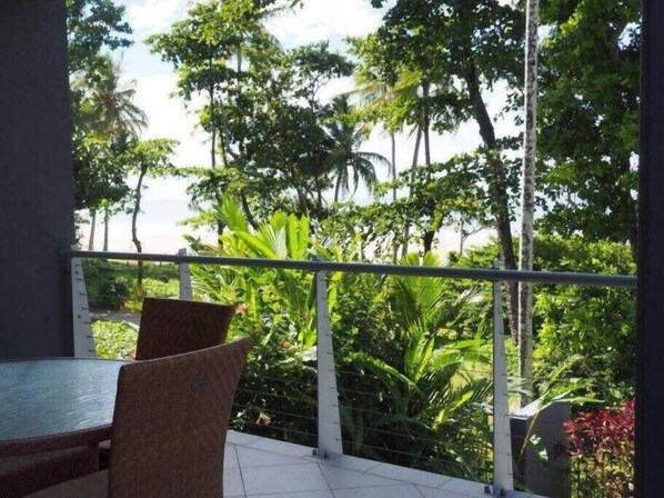 Outdoor dining - BeachHouse One ~ Beachfront Haven ~ 2 bedroom (Mission Beach)