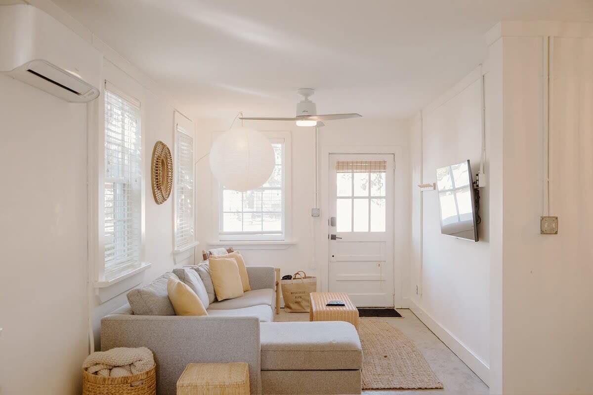 Televisión y oficina 