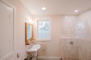 Een douche, een haardroger, handdoeken, shampoo