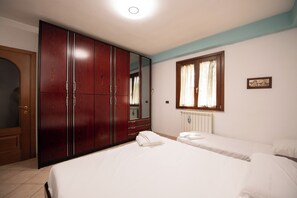 2 bilik tidur, seterika/papan seterika, Wi-fi percuma, cadar katil 