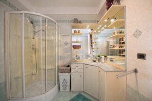 Pancuran mandi, kelengkapan dandanan diri percuma, bidet 