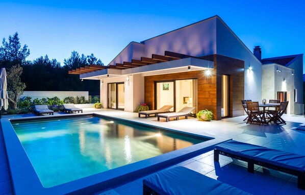 Een verwarmd zwembad