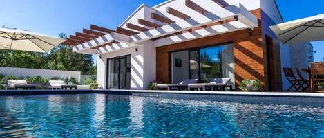 حمّام سباحة مُدفَّأ