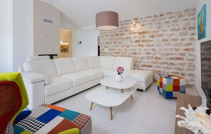 Fernseher, Kamin, Stereoanlage