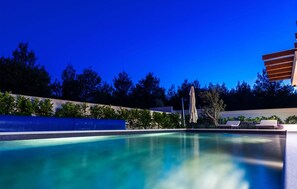 A heated pool - Amazing home in Pridraga (Pridraga)