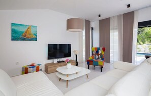 TV, fireplace, stereo