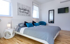 3 slaapkamers, een strijkplank/strijkijzer, reisbedje, gratis wifi