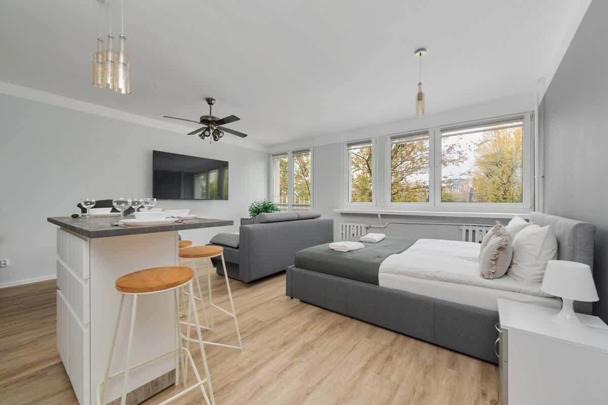 Een strijkplank/strijkijzer, wifi, beddengoed