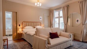Suite | Premium bedding, iron/ironing board, free WiFi, bed sheets