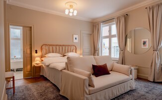 Suite | Premium bedding, iron/ironing board, free WiFi, bed sheets
