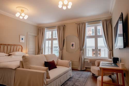 Suite | Premium bedding, iron/ironing board, free WiFi, bed sheets