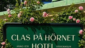 Un letrero verde que indica 'CLAS PÅ HÖRNET HOTEL STOCKHOLM' y 'AÑO 1731', mostrando el nombre del hotel y su año de fundación.