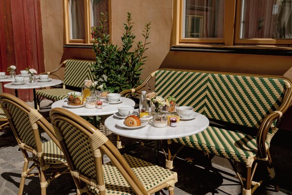 Free daily buffet breakfast - Clas på Hörnet (Stockholm)