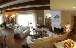 Smart TV, fireplace, DVD player, books - Large Provençal villa with swimming pool, sea view, and high-speed internet. (Cagnes-sur-Mer)