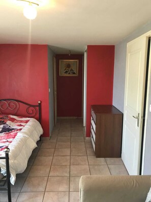 1 dormitori, planxa i posts de planxar, wifi i roba de llit