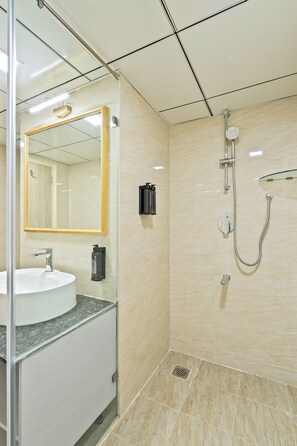 Studio Suite Superior | Phòng tắm | Buồng tắm vòi sen, vòi sen phun mưa, đồ dùng nhà tắm miễn phí 