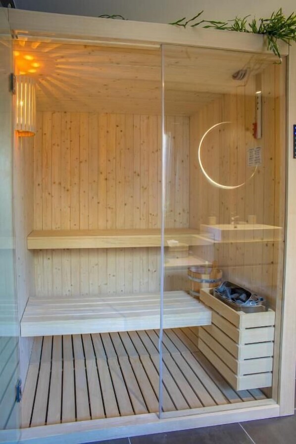 Villa de lujo | Baño | Regadera, secadora de cabello, toallas, papel de baño 