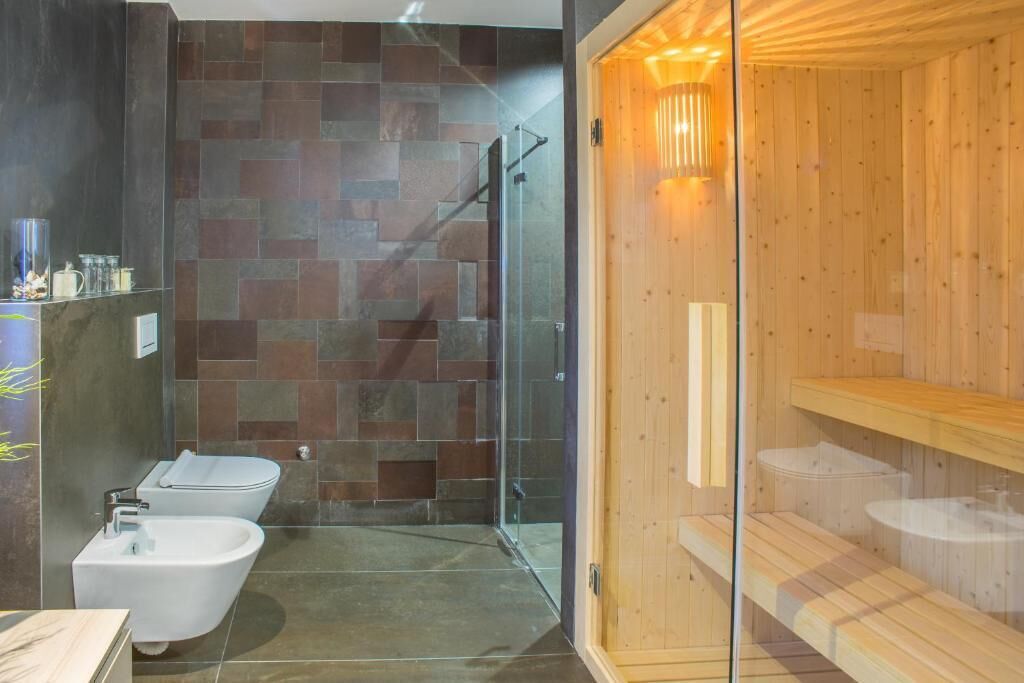 Luxury Villa | Bathroom | Shower, hair dryer, towels, toilet paper