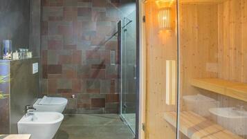 Luxury Villa | Bathroom | Shower, hair dryer, towels, toilet paper