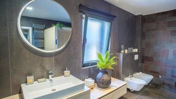 Luxury Villa | Bathroom | Shower, hair dryer, towels, toilet paper