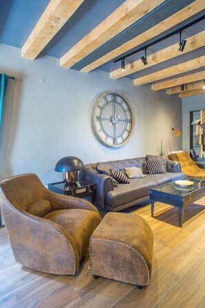 Villa de lujo | Área de sala de estar | Televisión LCD de 32 pulgadas con canales por cable 