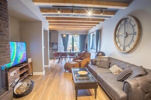 Villa de lujo | Área de sala de estar | Televisión LCD de 32 pulgadas con canales por cable 