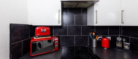 冷蔵庫、電子レンジ、オーブン、コンロ