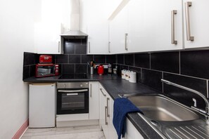 Kylskåp, mikrovågsugn, ugn och spishäll