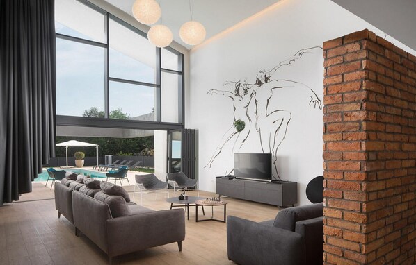 Tv, dvd-afspiller, bordtennisbord, stereoanlæg