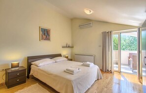 4 bedrooms, iron/ironing board, free WiFi, bed sheets - Awesome home in Buzet (Buzet)