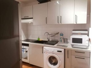Réfrigérateur, four à micro-ondes, un four, surface de cuisson