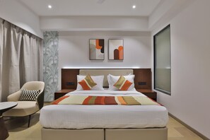 Deluxe Room | 1 bedroom, minibar, desk, laptop workspace