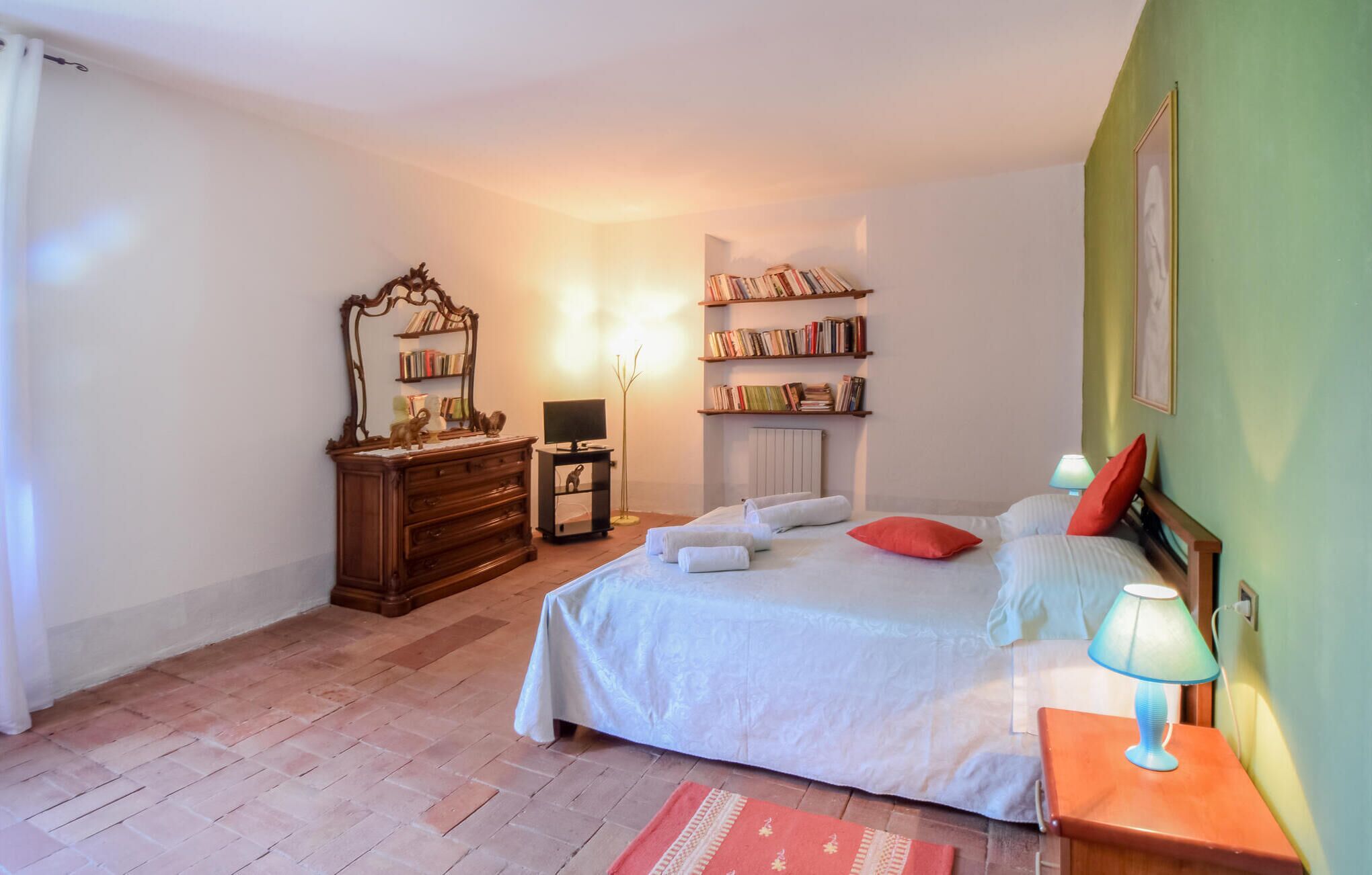 4 bedrooms, travel cot, free WiFi