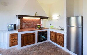 Refrigerador, parrilla de estufa y utensilios de cocina 