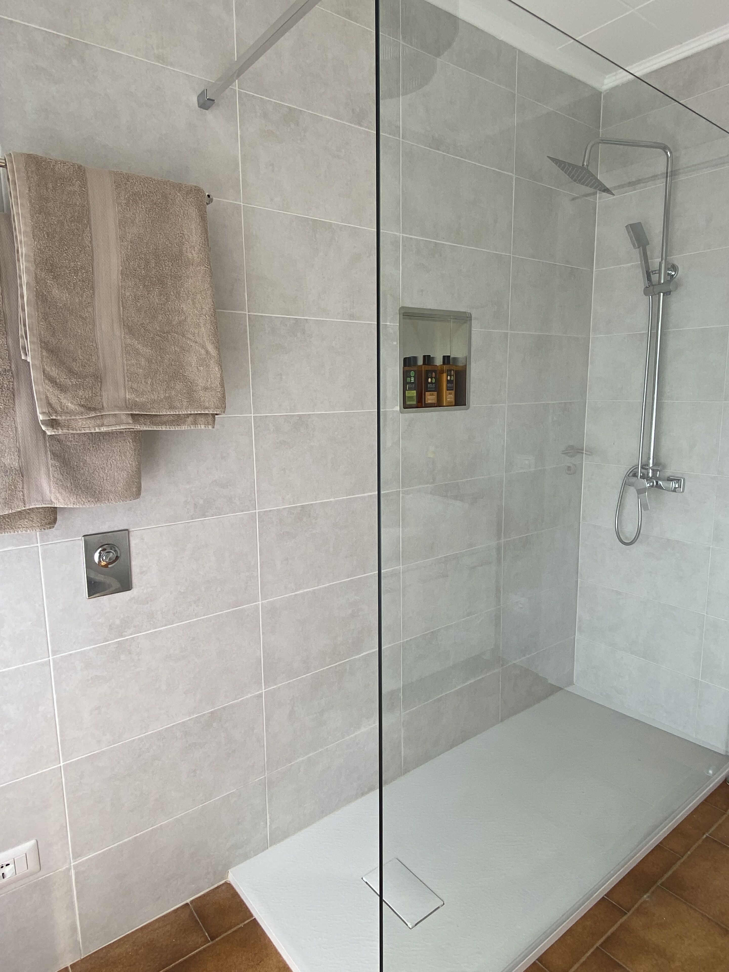 Doccia, asciugacapelli, bidet, asciugamani