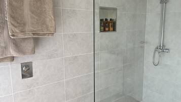 Doccia, asciugacapelli, bidet, asciugamani